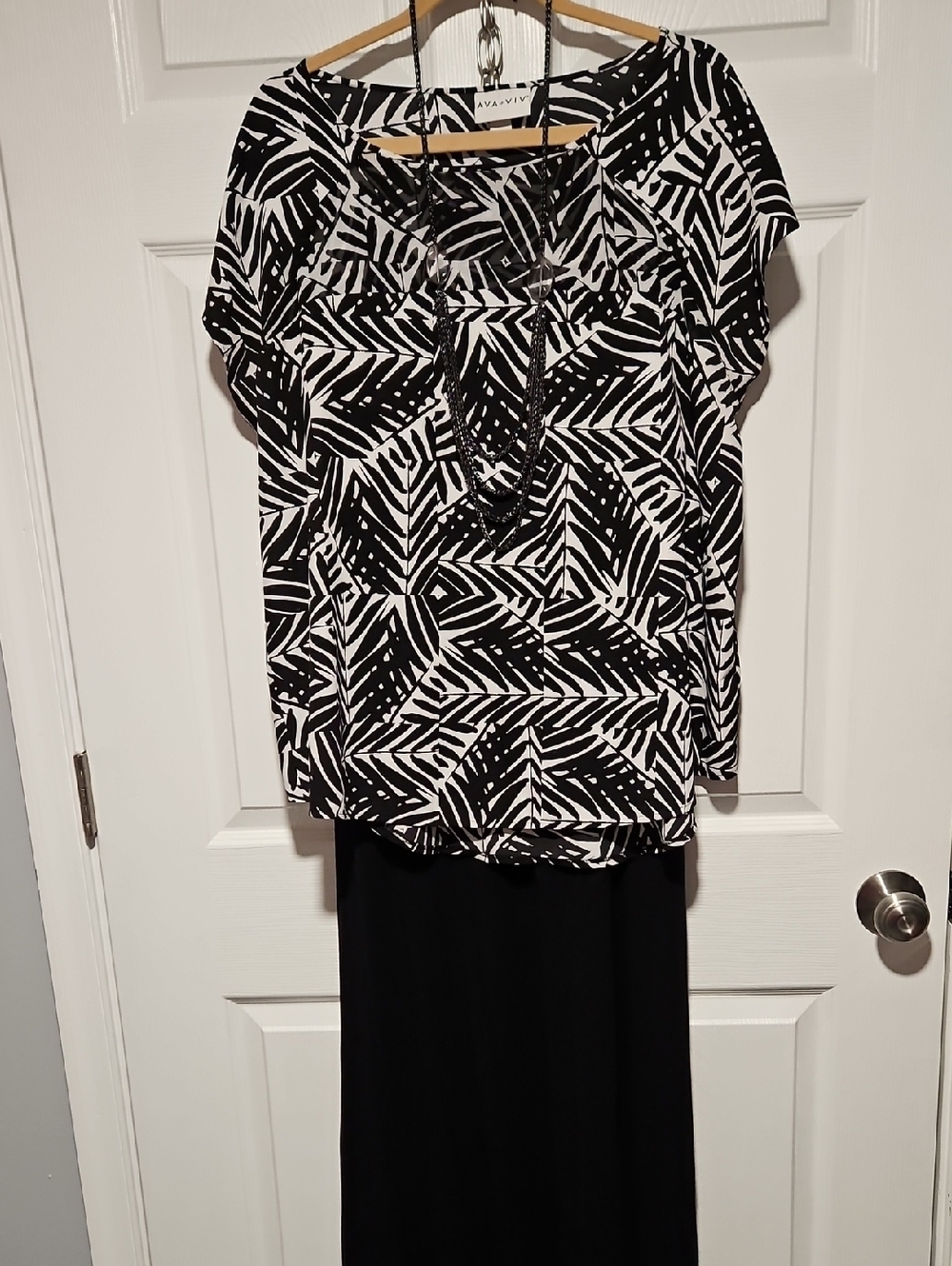 Ava & Viv Black and White Leaf Print Short Sleeve Blouse
